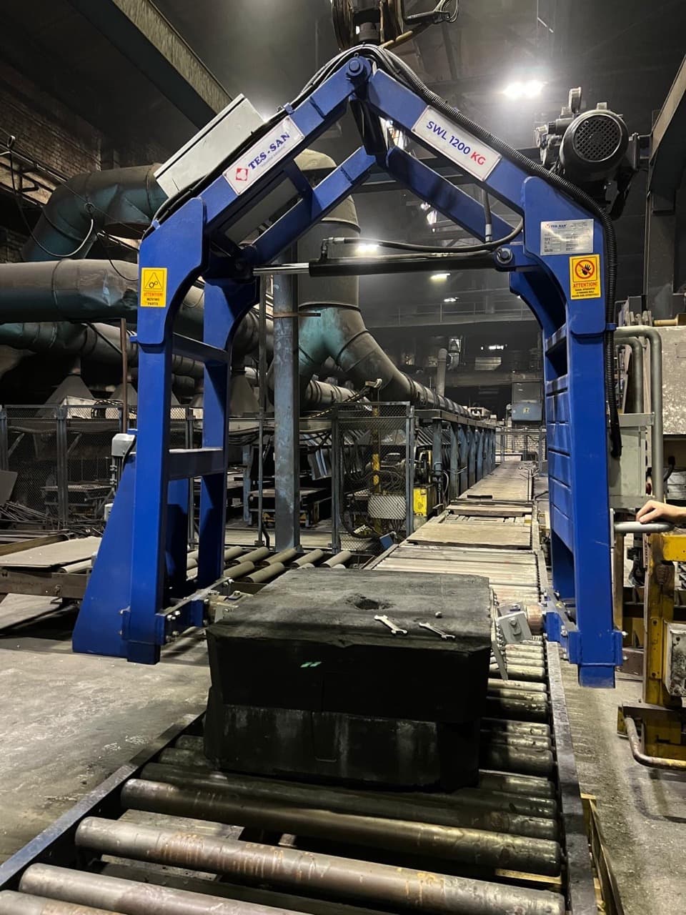 Mould handling gantry over the roller conveyor