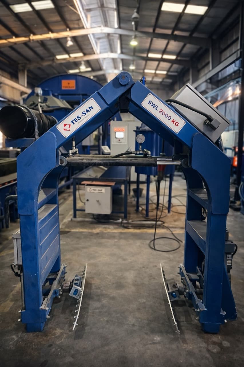 SWL 2000 kg mould handling gantry