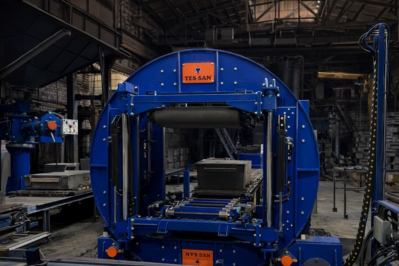 Rollover unit transferring a mould