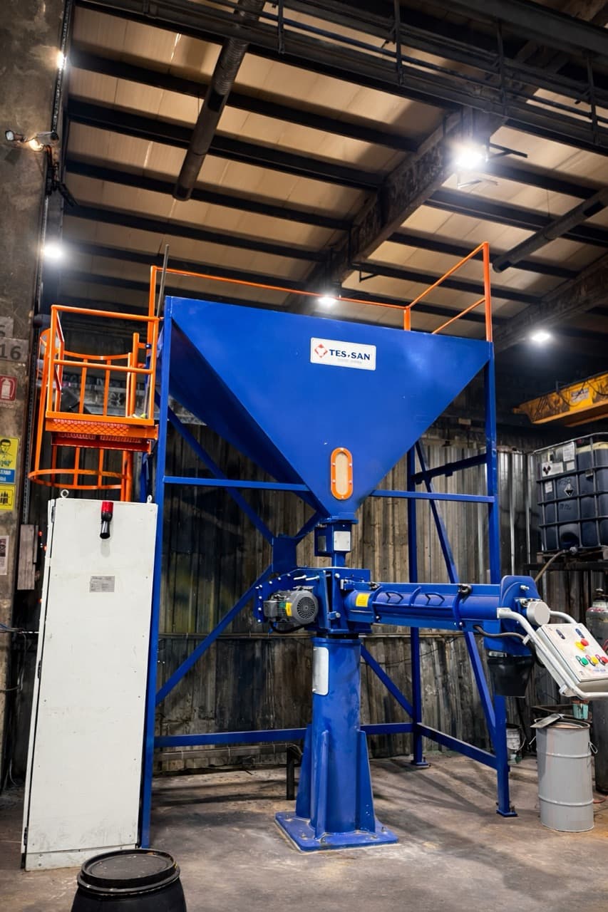 Sand hopper and screw conveyor