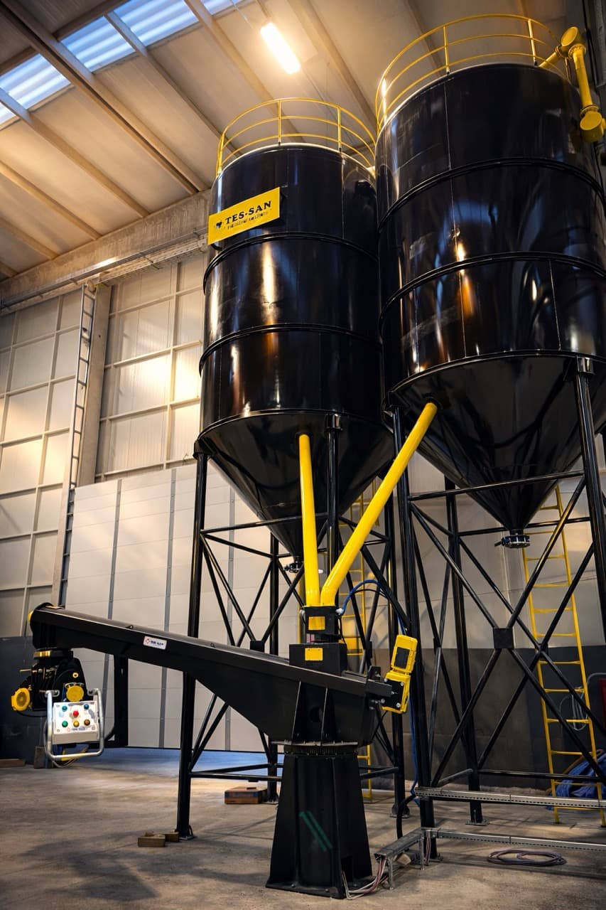 Sand silos and transfer line