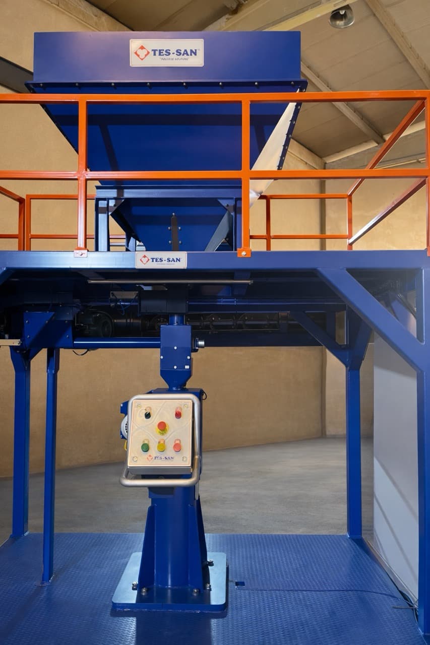 Elevated sand hopper with control panel