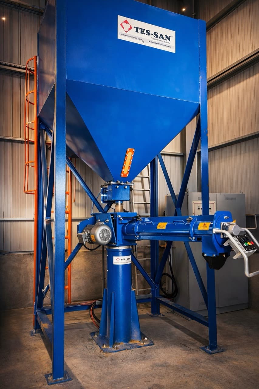 Sand hopper and dosing screw