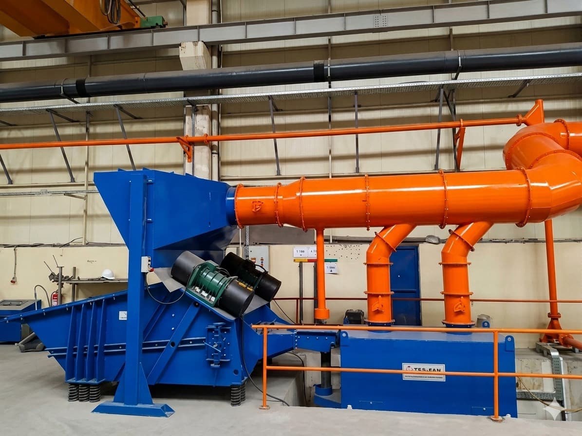 Shakeout unit with extraction duct