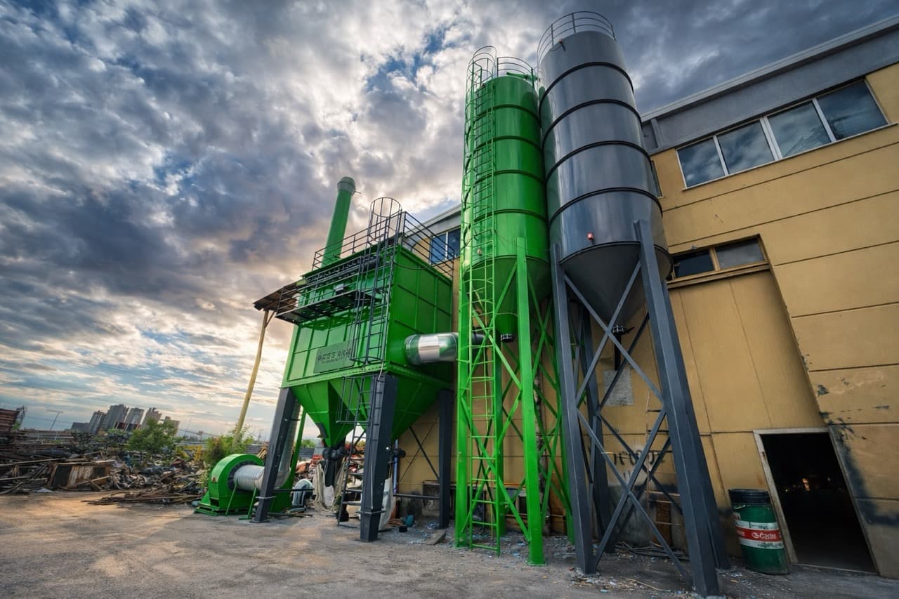 Outdoor dust collection plant and silos
