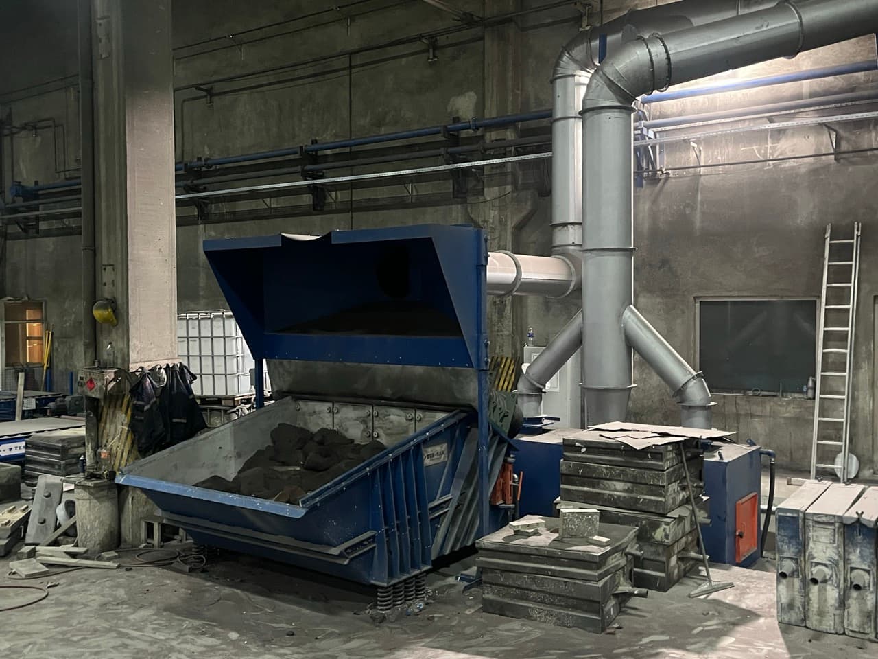 Sand transfer hopper with extraction hood